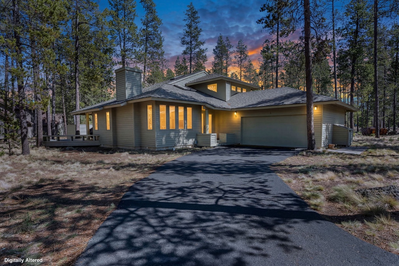 Modern forest retreat with stunning sunset backdrop and peaceful pine surroundings for the perfect mountain getaway.