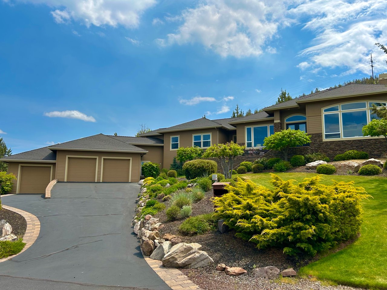 Summer- Front Vista Home at Eagle Crest