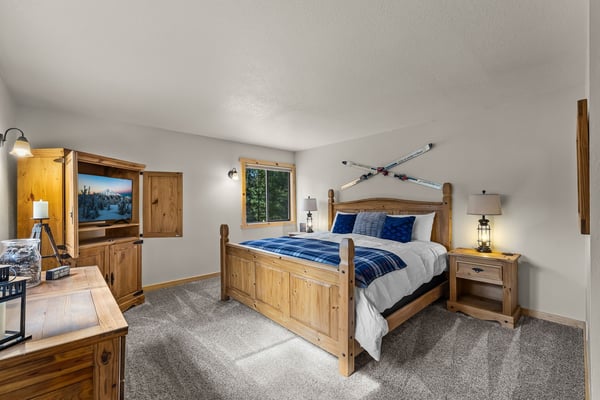 Cozy mountain bedroom with rustic wood furniture and ski decor creates your perfect alpine retreat.